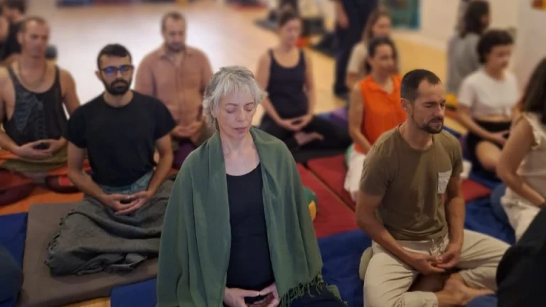 Personas meditando concentradas en Sala Dana