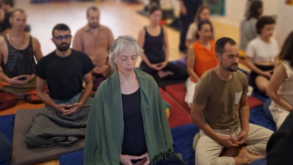 Personas meditando concentradas en Sala Dana