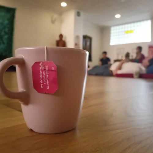 Una taza con una infusión