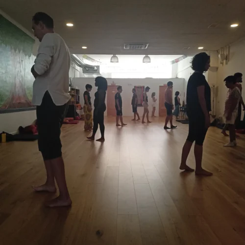 15 personas meditando caminando en Sala Dana